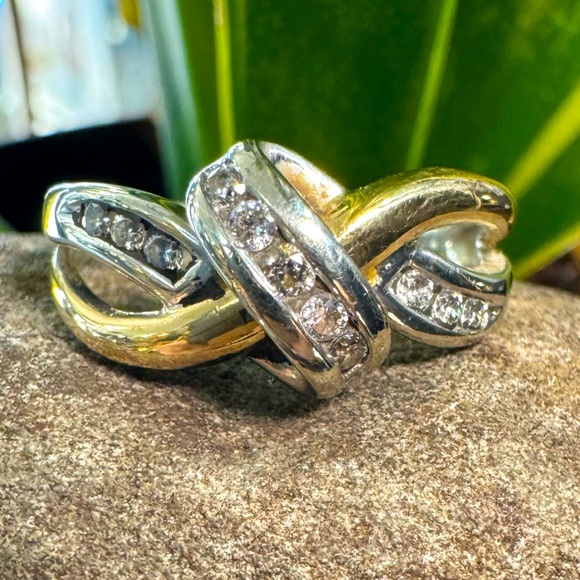 10k - 2 Toned knot Diamond Ring